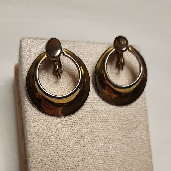 VINTAGE GOLD TONE CLIP-ON HOOP EARRINGS BOLD MODERNIST DESIGN - Picture 2 of 6